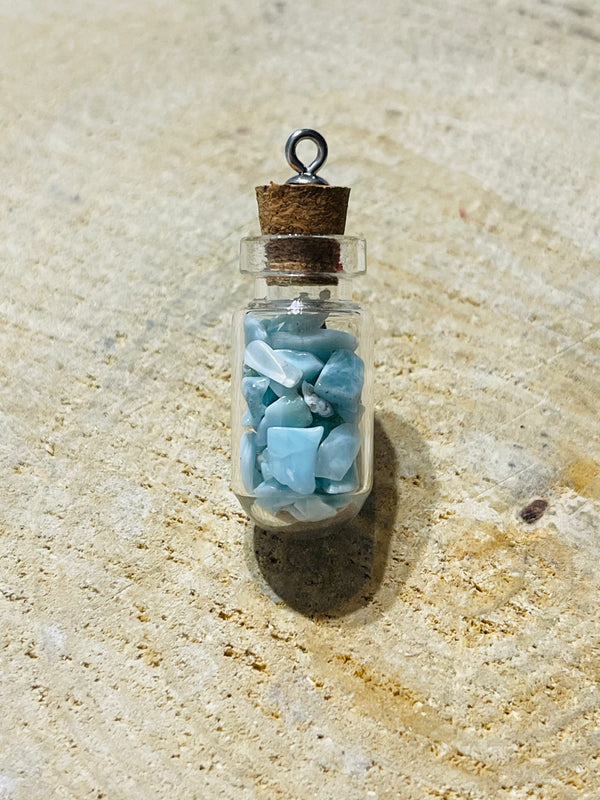 Fiole remplie de pépites en pierre naturelle Larimar - les bijoux de Thea 