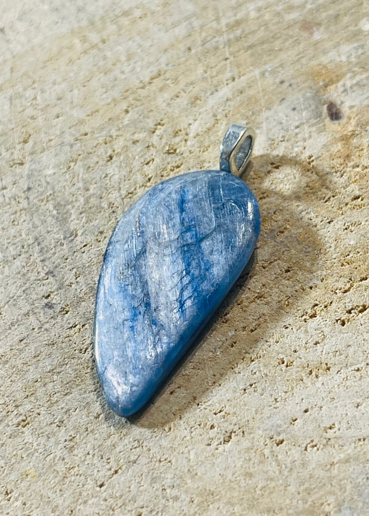 Pendentif en Cyanite - les bijoux de Thea 