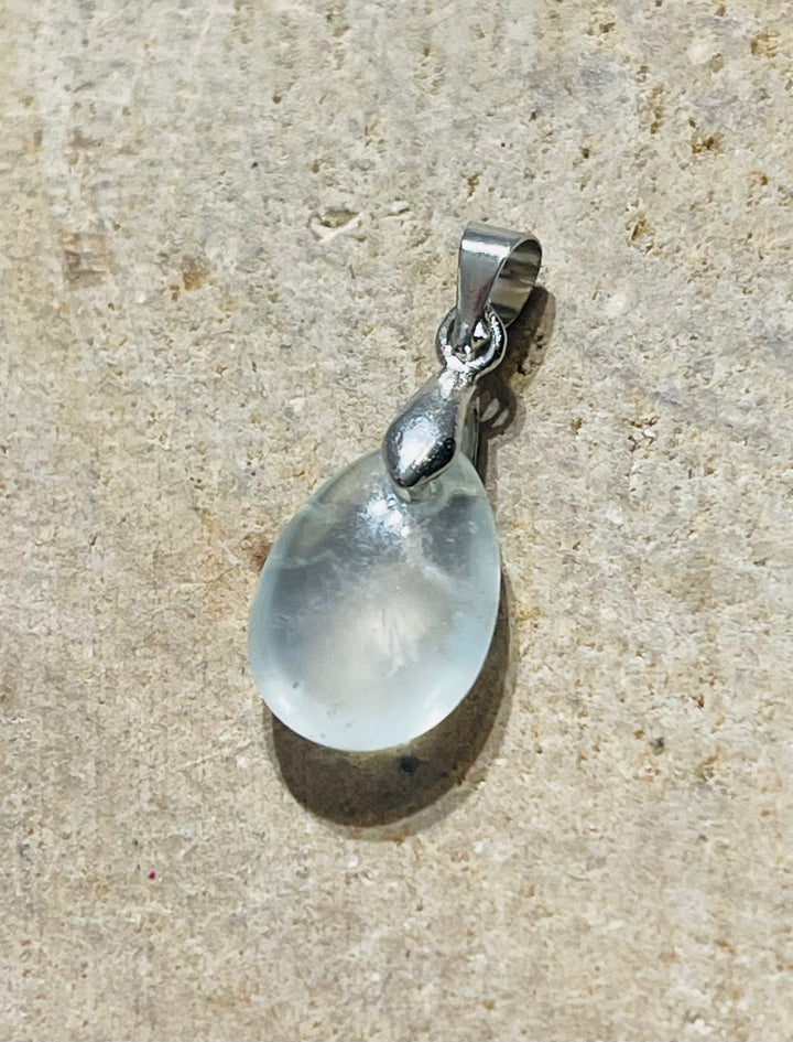 Pendentif Prehnite en forme goutte d’eau - les bijoux de Thea 