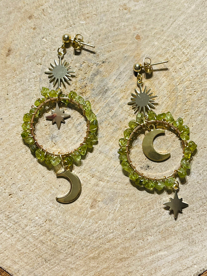 Paire de boucles d’oreilles en Péridot avec soleil, lune, étoile - les bijoux de Thea