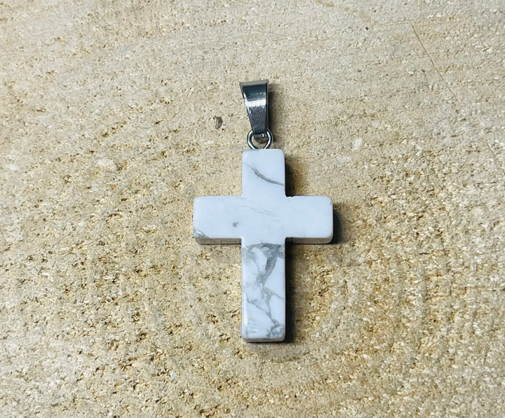 Pendentif Croix en Howlite - Les bijoux de Théa