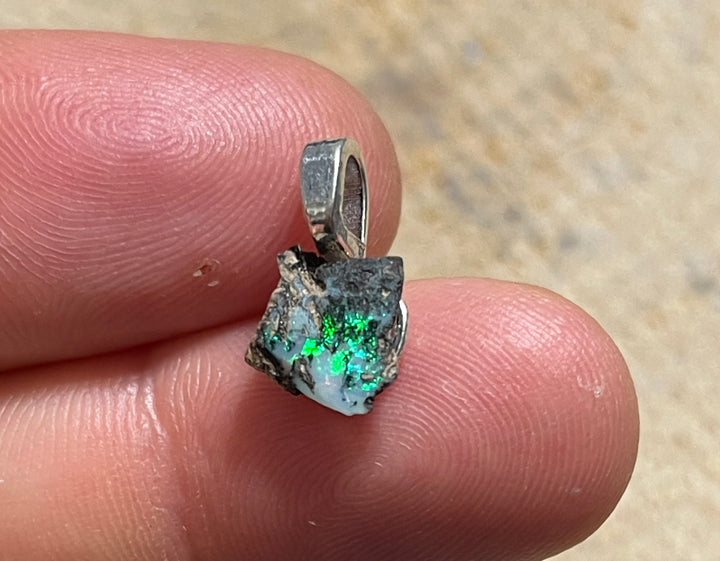 Pendentif en Opale Welo d’Ethiopie brute verte (6) - les bijoux de Thea 