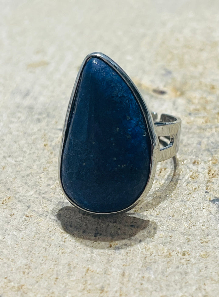 Bague sertie d’une Lapis-lazuli , taille réglable - les bijoux de Thea 