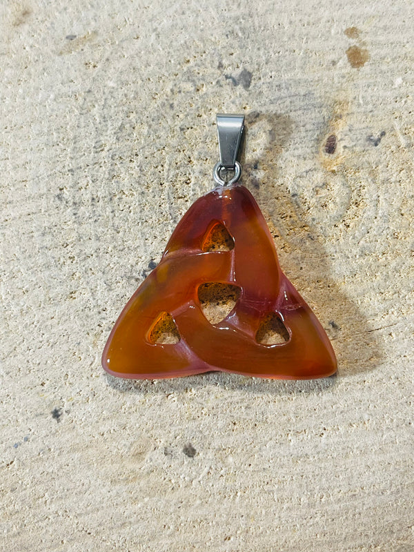 Pendentif symbole Celte Triquetra en Cornaline - les bijoux de Thea 