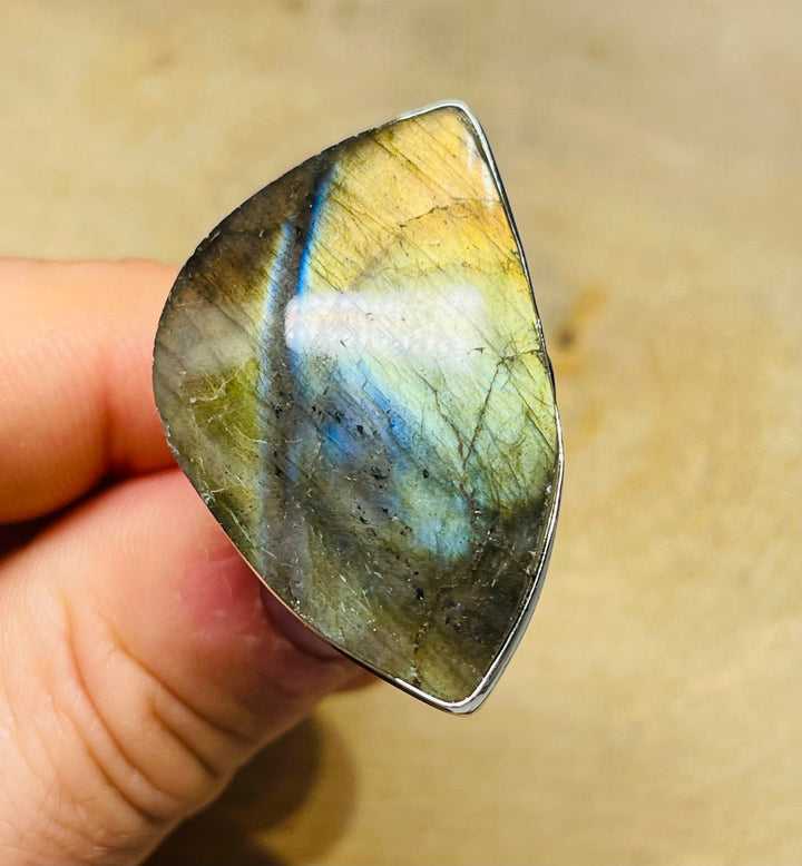 Bague sertie de Labradorite, taille réglable (1)- les bijoux de Thea 