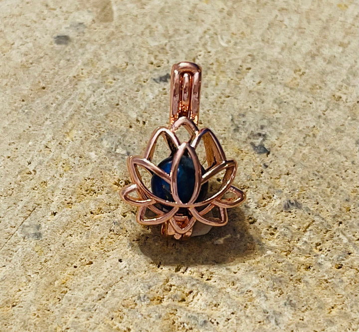 Pendentif Lotus Cage laiton rosé pour pierre naturelle - les bijoux de Thea