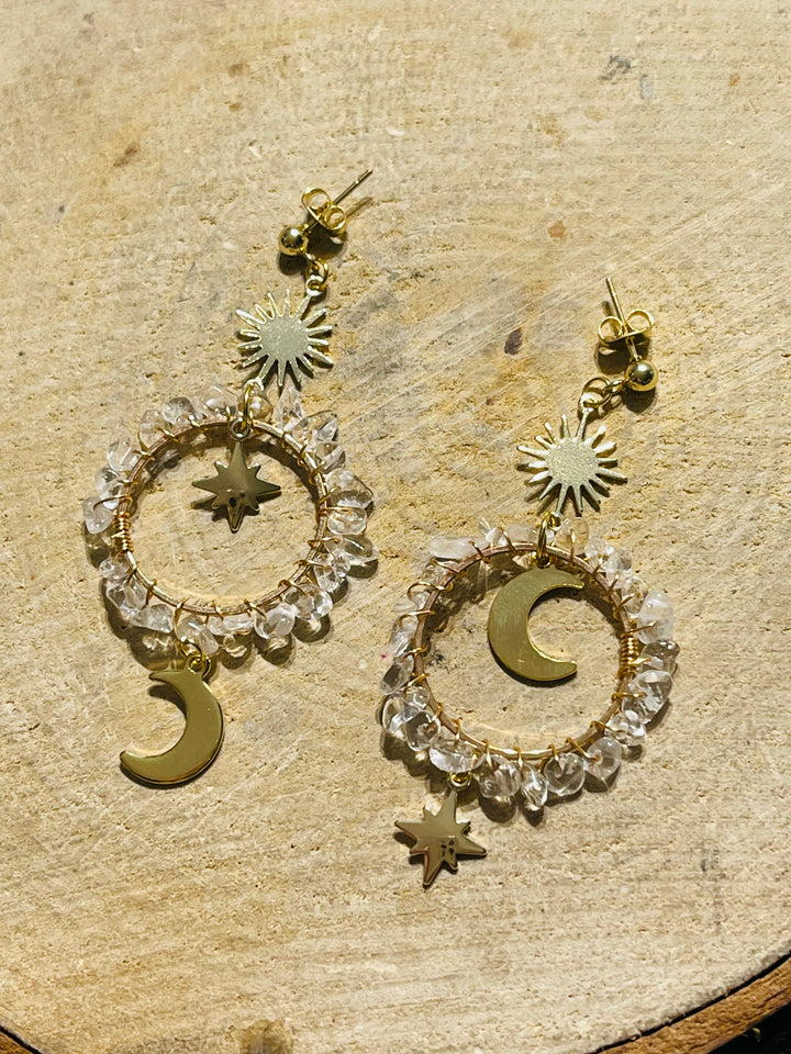 Paire de boucles d’oreilles en Cristal de roche avec soleil, lune, étoile - les bijoux de Thea 