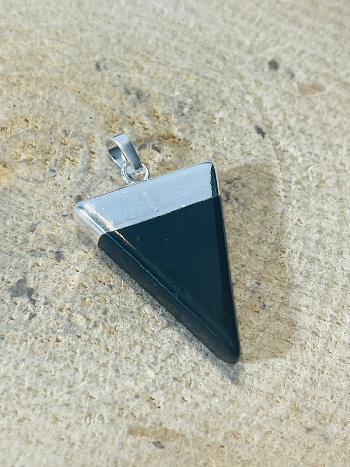 Pendentif Triangle en Onyx - les bijoux de Thea 