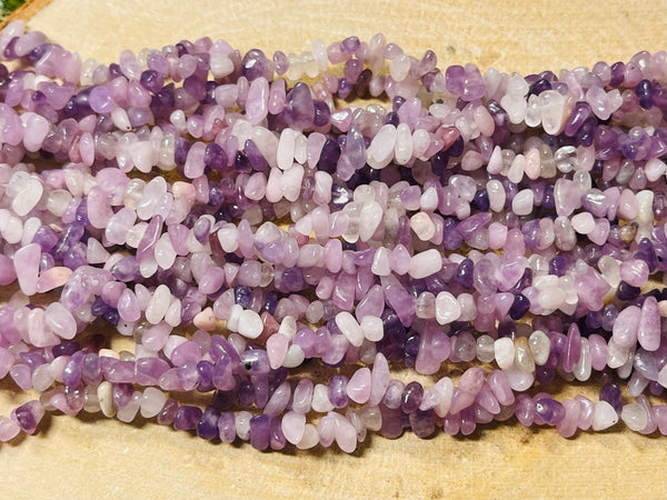 Perles naturelles chips / pépites en Lépidolite 2-8 mm (fil de 80 cm) - les bijoux de Thea 