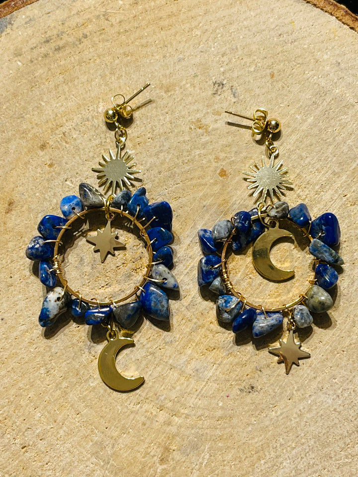 Paire de boucles d’oreilles en Lapis-lazuli avec soleil, lune, étoile - les bijoux de Thea 