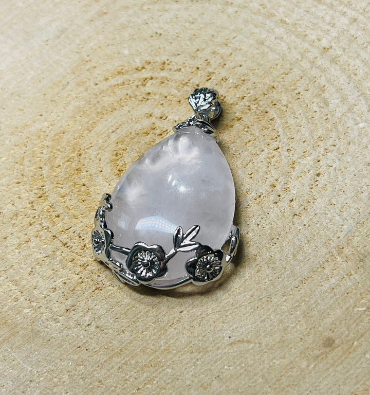 Pendentif en Quartz rose cabochon et fleurs - Les bijoux de Théa