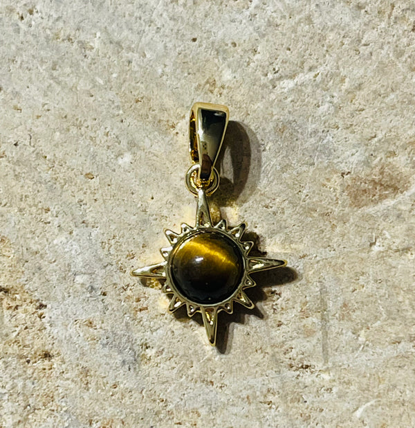 Pendentif soleil avec un œil de tigre au centre - les bijoux de Thea 