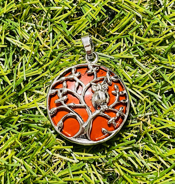 Pendentif en Jaspe rouge avec arbre et hibou