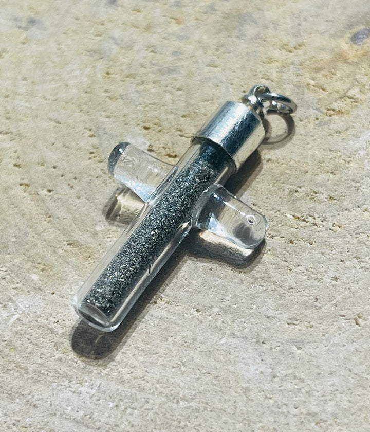 Pendentif Croix rempli de Pyrite - les bijoux de Thea 