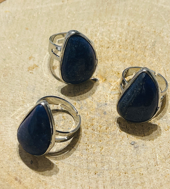 Bague sertie d’une Lapis-lazuli , taille réglable - les bijoux de Thea 