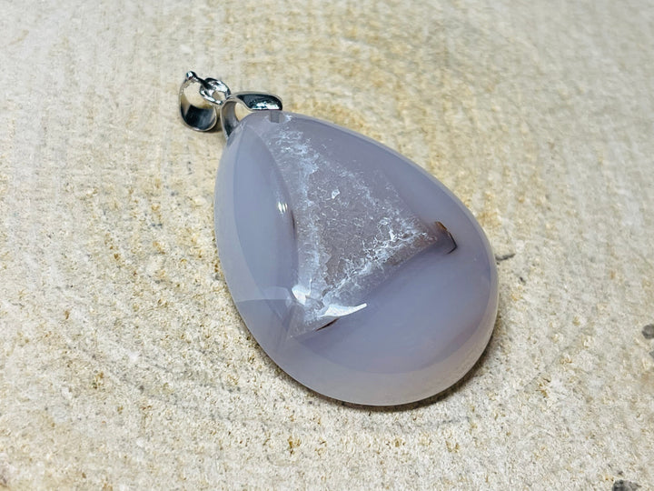 Pendentif serti d’une Agate druzy (3) - Les bijoux de Théa