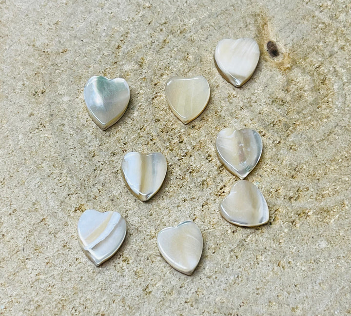 Lot de 5 Perles naturelles en Nacre beige en forme de coeur - Les bijoux de Théa