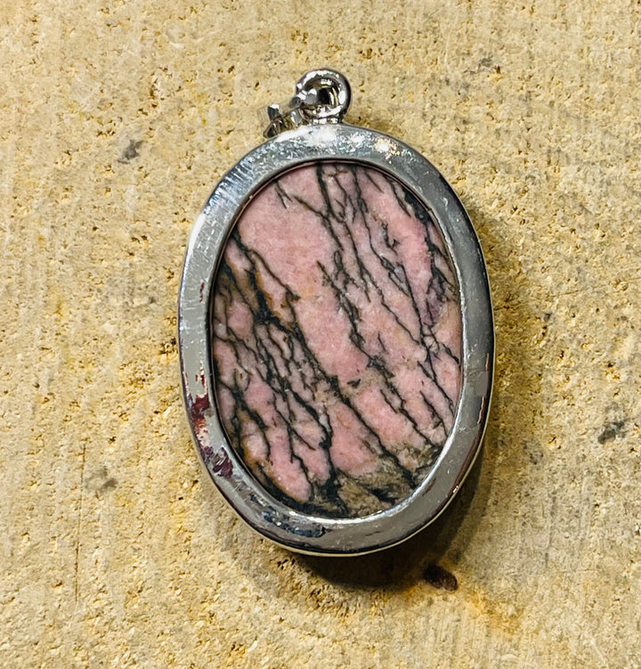 Pendentif ovale en Rhodonite - les bijoux de Thea 