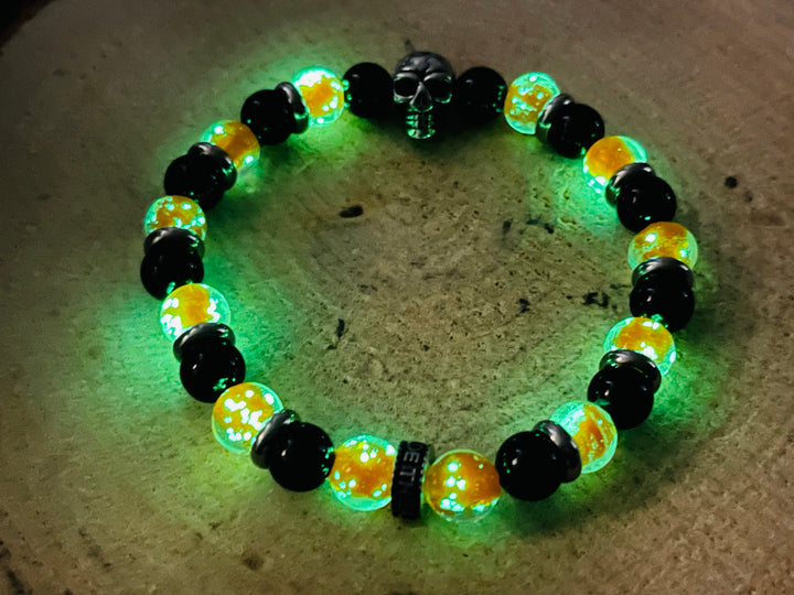 Bracelet en perles Lumineuses orange, Onyx 8 mm et tête de mort - les bijoux de Thea 