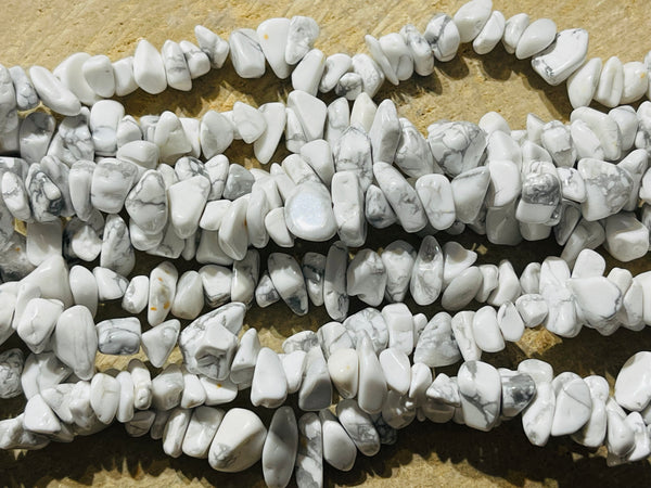 Perles naturelles chips / pépites en Howlite en 4 - 10 mm (fil de 80 cm) - les bijoux de Thea 