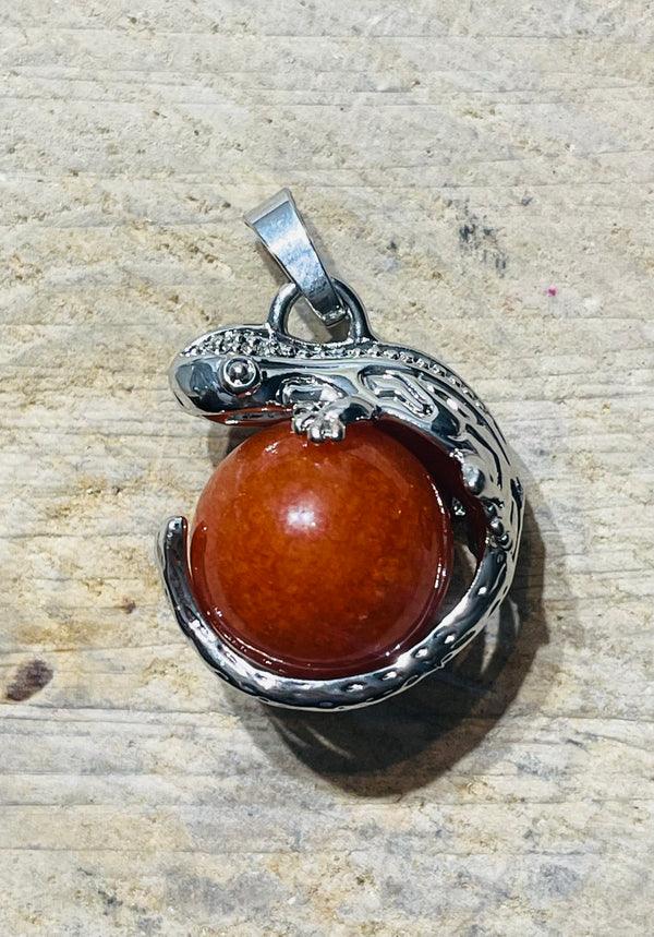 Pendentif en forme de lézard avec une boule en cornaline qui tourne sur elle même - les bijoux de Thea 