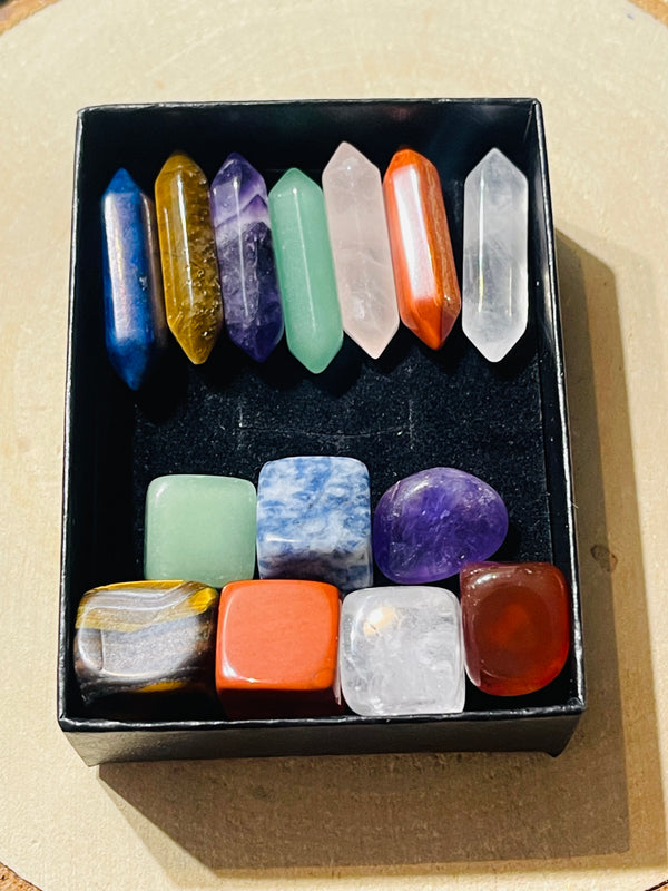 Boîte de pierres roulées et cristaux 7 chakras - les bijoux de Thea 