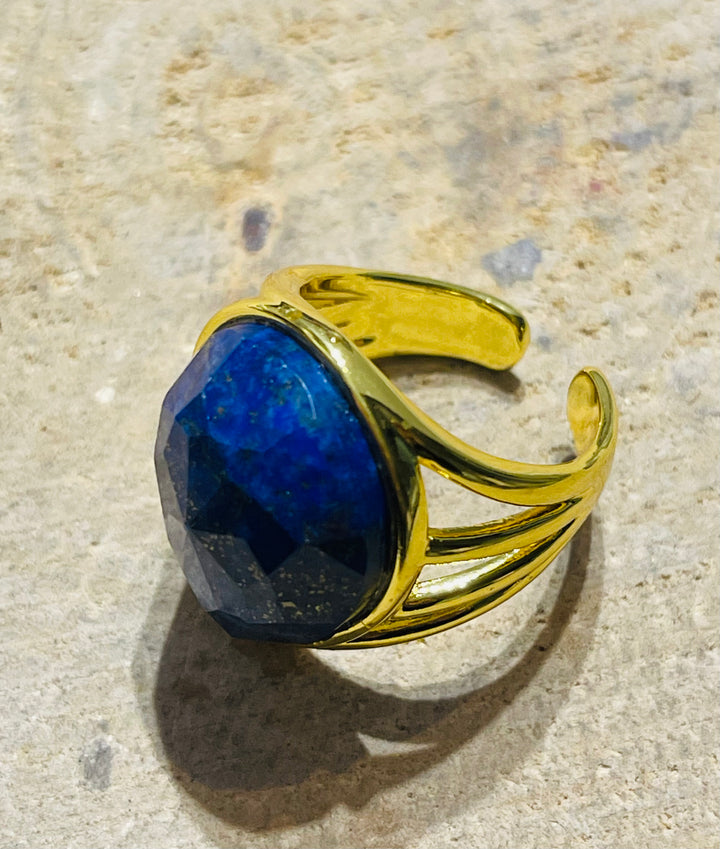 Bague dorée sertie en Lapis-lazuli, taille réglable - les bijoux de Thea