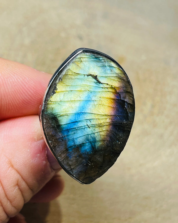 Bague sertie de Labradorite, taille réglable (1)- les bijoux de Thea 