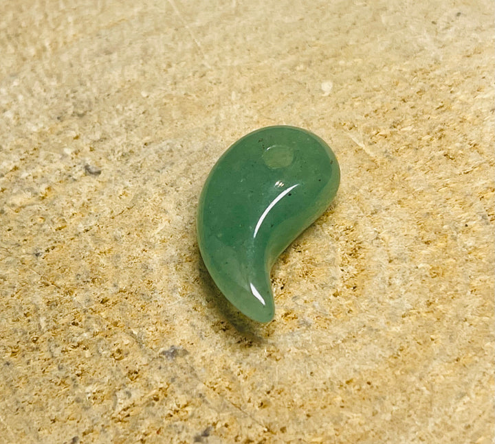 Pendentif en Aventurine verte en forme de virgule ou Magatama - les bijoux de Thea 