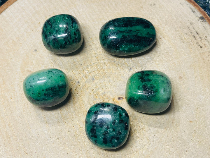 Lot de 3 pierres naturelles roulées en Rubis Zoisite - les bijoux de Thea 