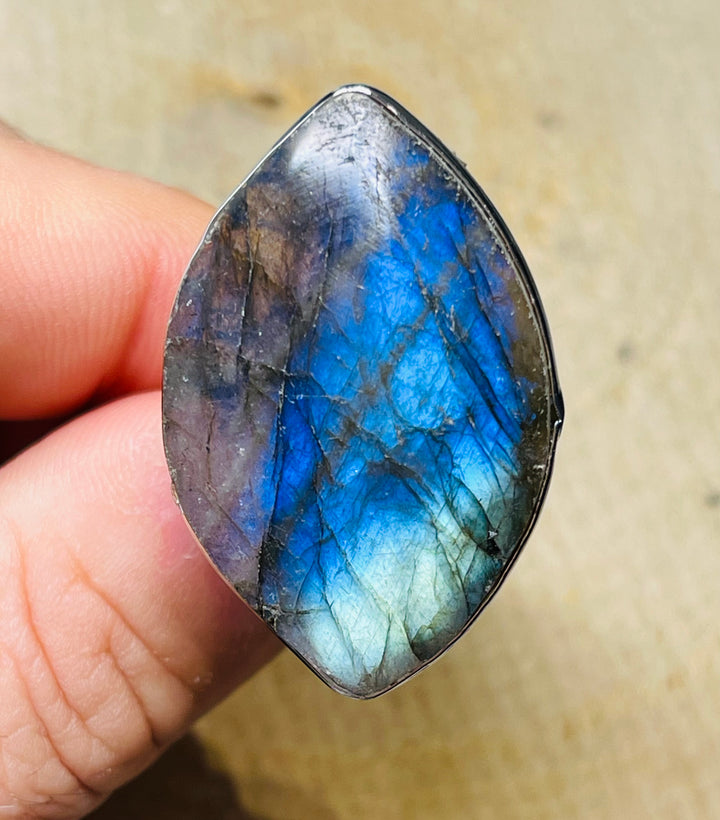 Bague sertie de Labradorite, taille réglable (3) - les bijoux de Thea 