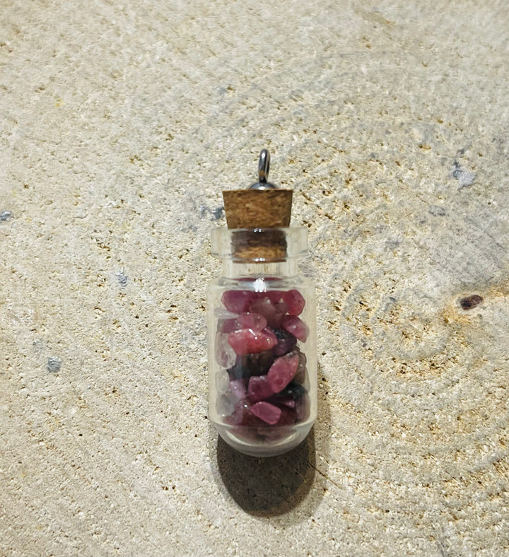 Fiole remplie de pépites en pierre naturelle Rhodonite -  les bijoux de Thea 