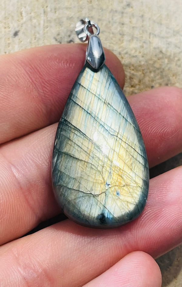 Pendentif en Labradorite (1) - les bijoux de Thea 