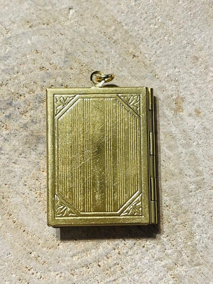 Pendentif double porte photo en forme de livre et avec croix - les bijoux de Thea
