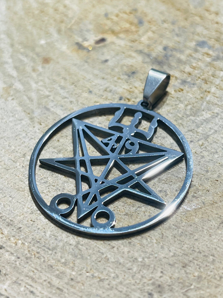 Pendentif 49 Lucifer en acier inoxydable argenté, croix satanique - les bijoux de Thea 