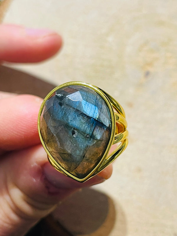 Bague dorée sertie d’une Labradorite, taille réglable - les bijoux de Thea