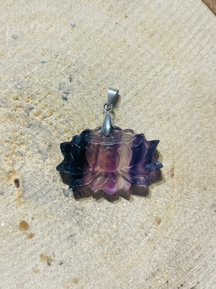 Pendentif serti d’une Fluorite en forme de lotus - les bijoux de Thea 