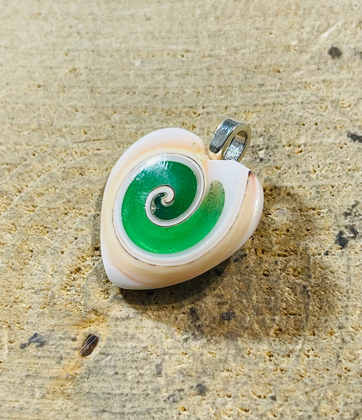 Pendentif Œil de sainte Lucie / Shiva cabochon en forme de cœur - les bijoux de Thea 