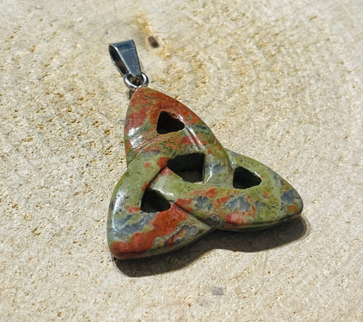 Pendentif symbole Celte Triquetra en Unakite - les bijoux de thea 