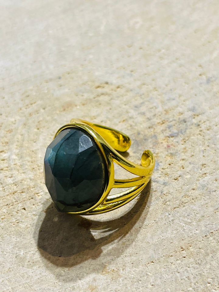 Bague dorée sertie d’une Labradorite, taille réglable - les bijoux de Thea 