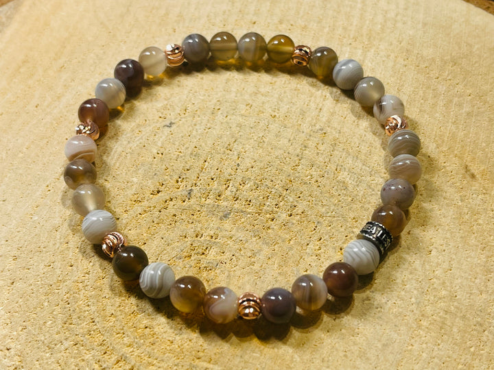 Bracelet en perles naturelles en Agate de Botswana et intercalaires rosés - les bijoux de Thea 