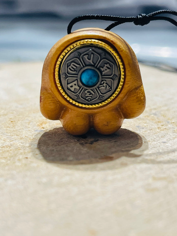 Pendentif / Amulette patte de chat en bois de Santal avec roue en mantra - les bijoux de Thea 