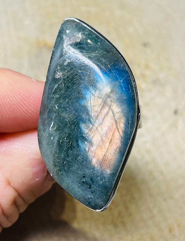 Bague sertie de Labradorite, taille réglable (3) - les bijoux de Thea 