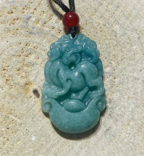 Pendentif / Amulette Chien en Jade vert et son cordon - les bijoux de Thea 