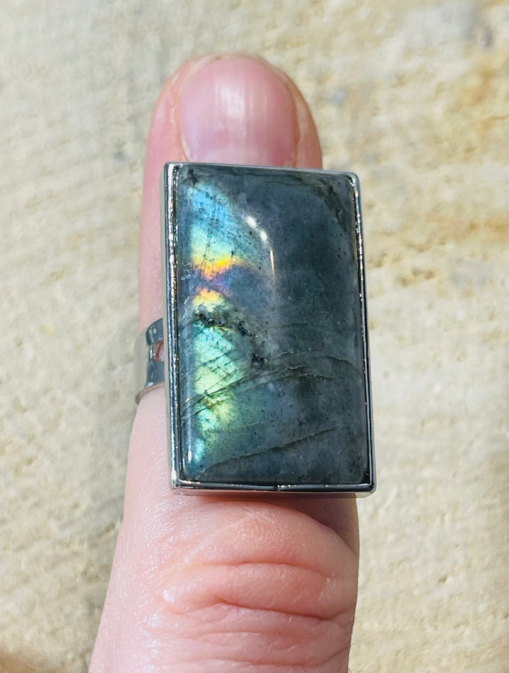 Bague sertie d’une Labradorite, taille réglable - les bijoux de Thea 