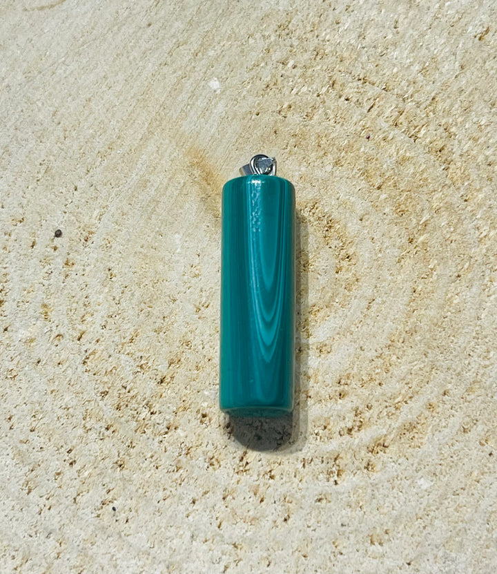 Pendentif serti d'une Malachite en forme de colonne - Les bijoux de Théa