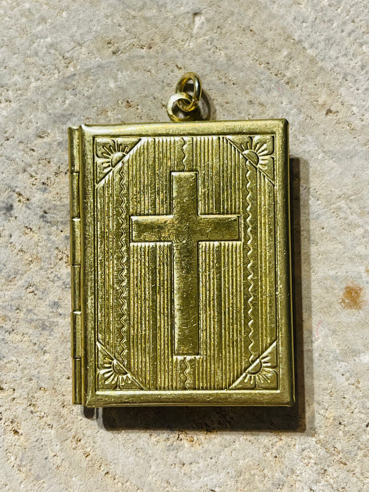 Pendentif double porte photo en forme de livre et avec croix - les bijoux de Thea 