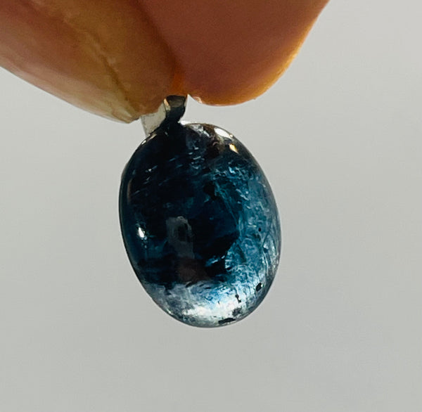 Pendentif serti d'une Cyanite - les bijoux de Thea 