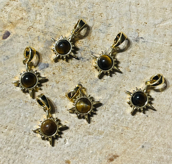 Pendentif soleil avec un œil de tigre au centre - les bijoux de Thea 