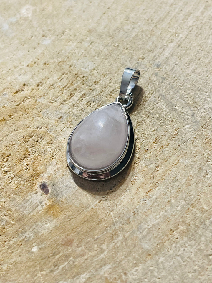 Pendentif Quartz rose en forme goutte d’eau - les bijoux de Thea 